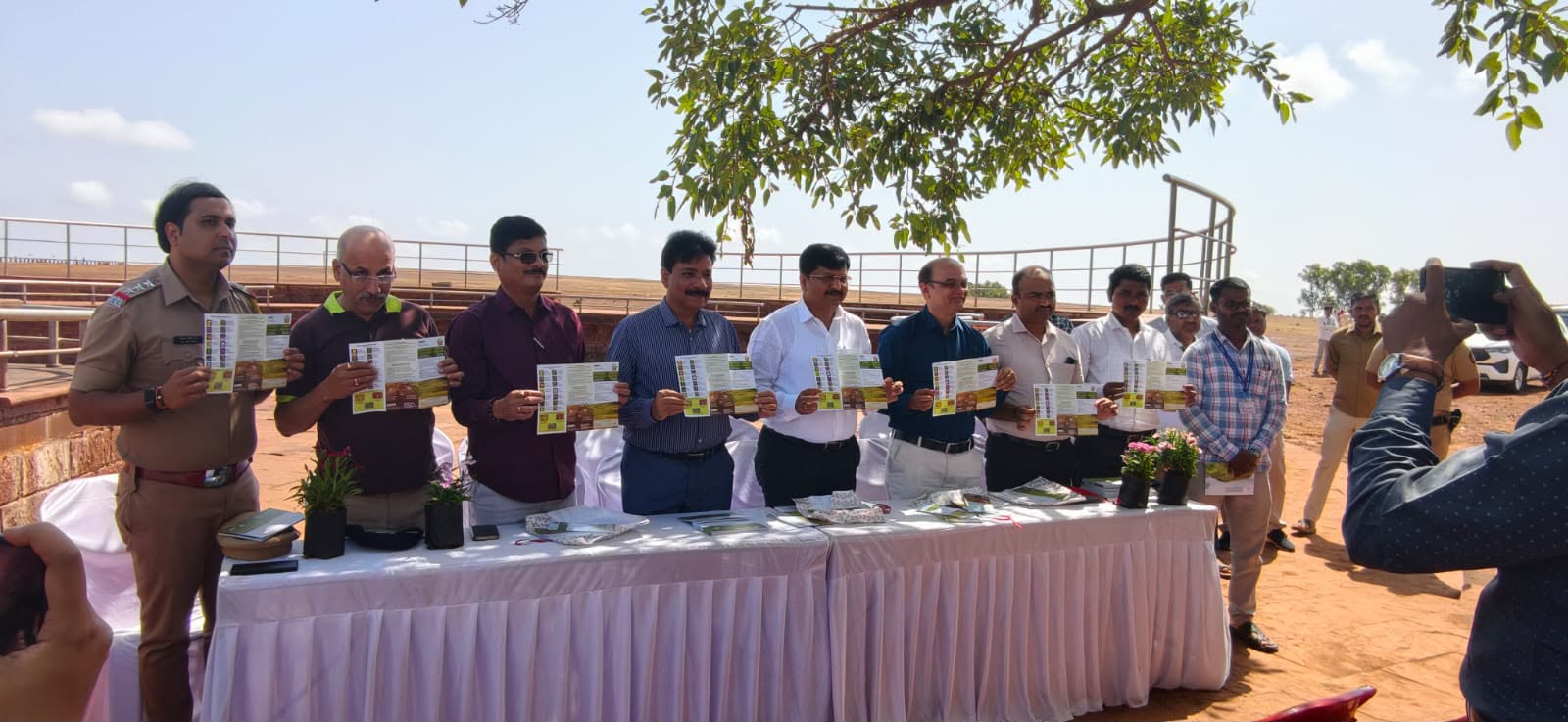 🌿 पाचगणीच्या निसर्गवैभवाचा दस्तऐवज! ‘पाचगणी टेबललँड’ पुस्तिकेचे जिल्हाधिकाऱ्यांच्या हस्ते लोकार्पण!